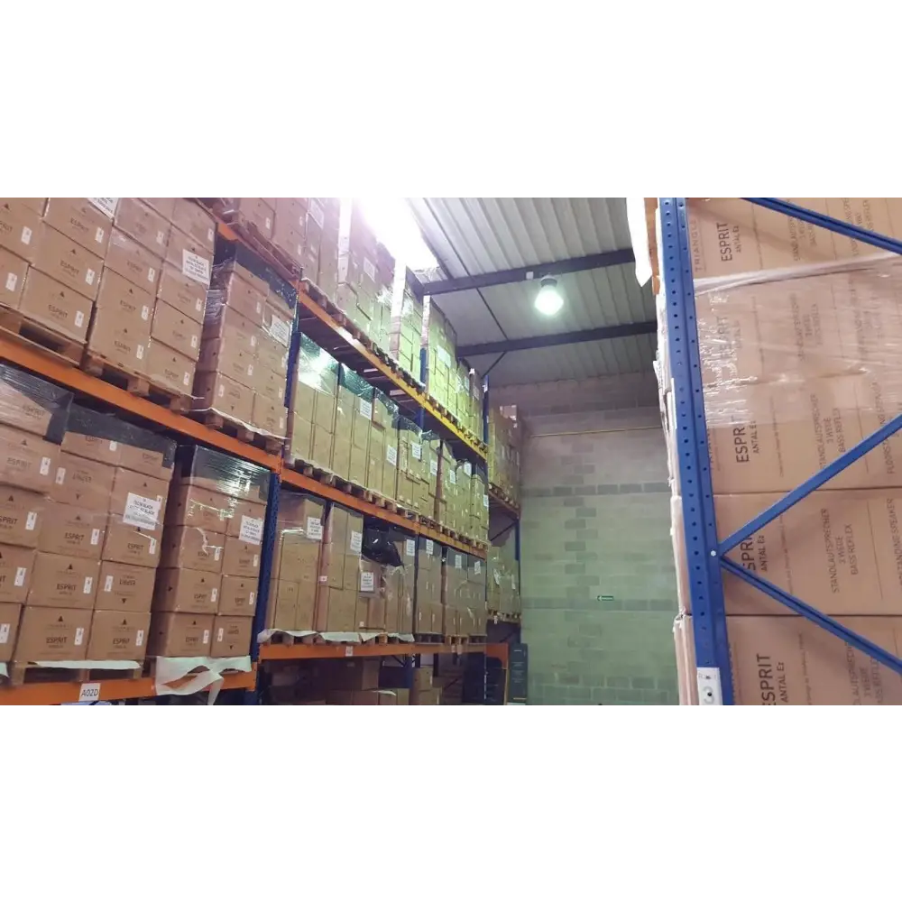 Warehouse voller gestapelter Pappkartons auf Metallregalen für Triangle Werksbesuch paar photos