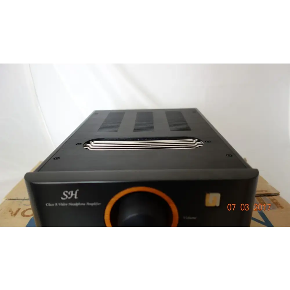 Black solid-state Kopfhörerverstärker mit orangefarbener Lautstärkeknopf, Entwicklung bester Verstärker