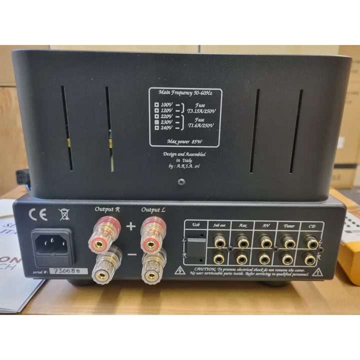 Rückansicht des schwarzen Unison Simply Italy Jubiläumsedition Hifi-Verstärkers mit Anschlüssen
