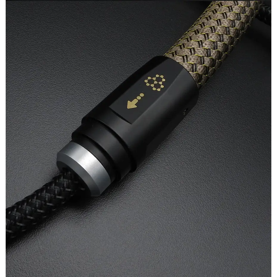 Zavfino silver dart graphene rca interconnect 1,5 m paar mit schwarzem und silbernem geflochtenem audio kabel und goldfarbenen richtungsmarkierungen